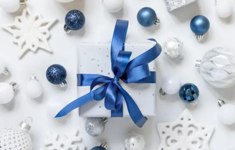 Christmas gift wrapping for Lifeline South Coast